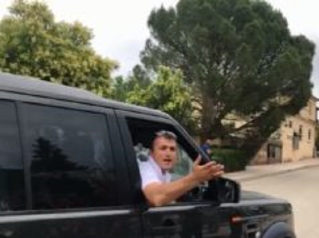 Tërmet Peçi ironizon protestuesit, fton për kafe ish-deputetin demokrat (VIDEO)