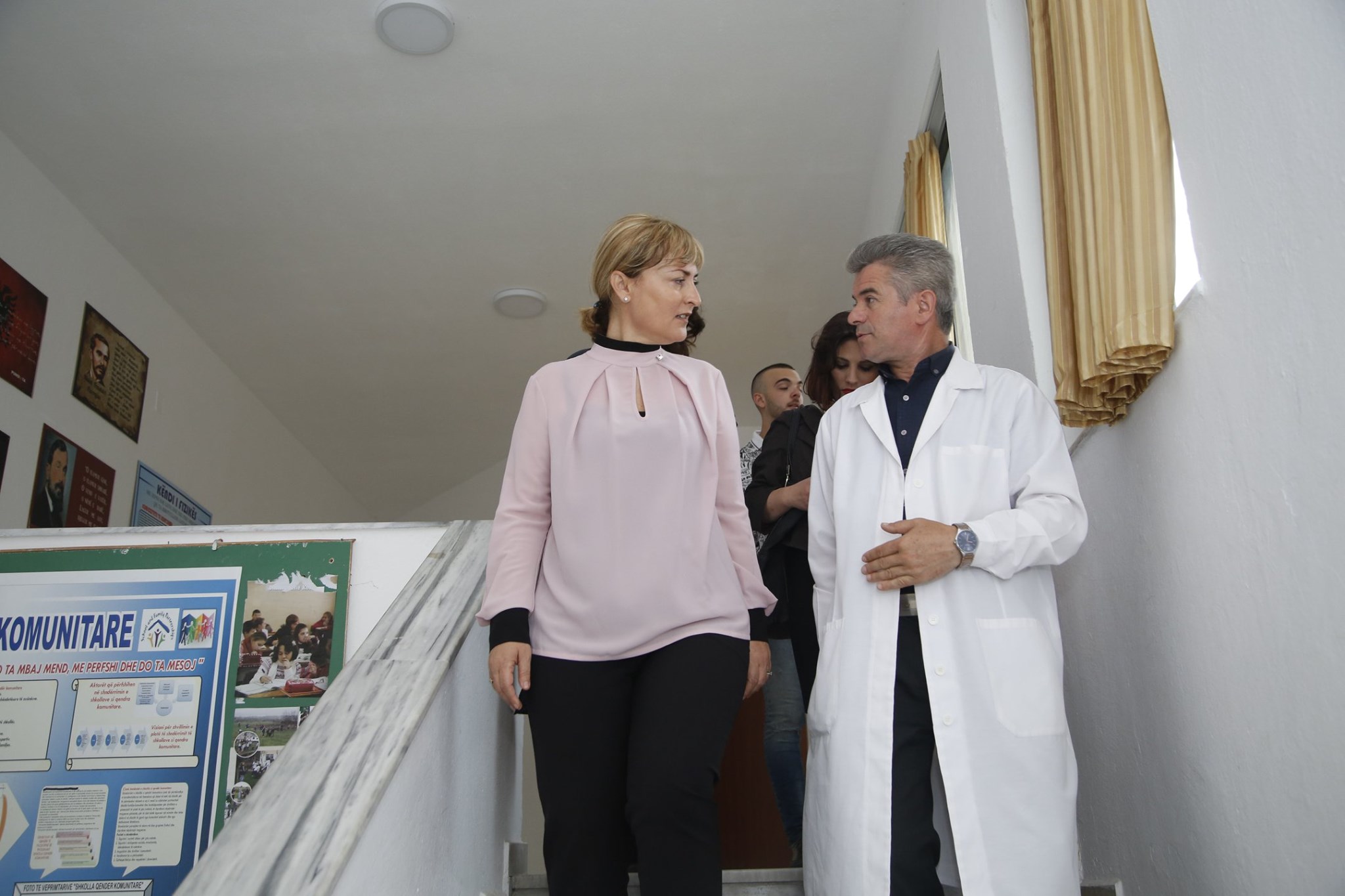 Sako shpërndan libra në shkollat 9-vjeçare të qarkut të Durrësit