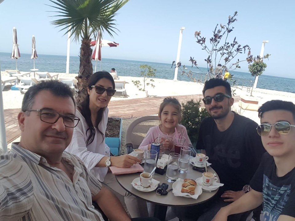 Kandidatja për Durrësin, Valbona Sakollari uron me foton familjare