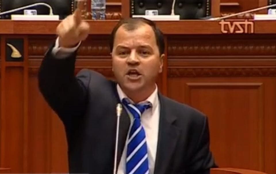 Deputeti thirrje opozitës së re: Largohuni nga pazaret, mos votoni shkarkimin e Metës!