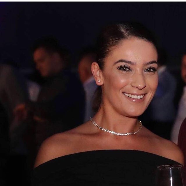 Aktorja e “Portokalli”-së i futet muzikës, sjell këngën e saj të parë (VIDEO)