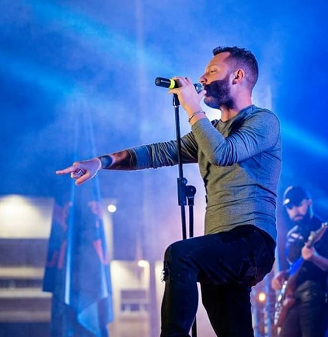 Këngëtari shqiptar bëhet baba për herë të parë