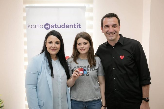 Veliaj: Janë shpërndarë mbi 10 mijë karta studenti