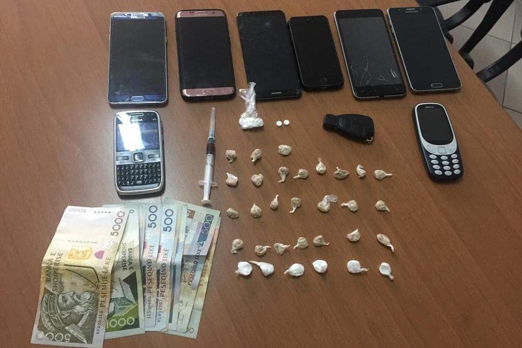 Kapet shpërndarësja e heroinës dhe kokainës, në pranga vëllai i saj dhe dy blerës