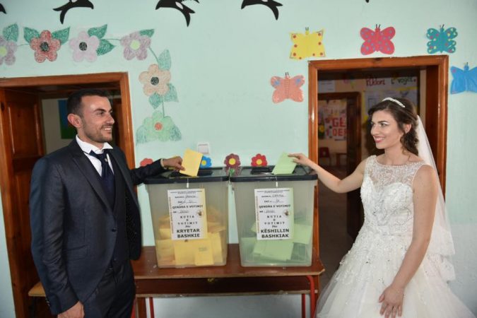 Nusja e dhëndri ndërpresin dasmën, shkojnë të votojnë (FOTO)