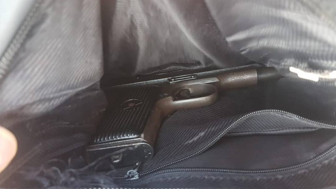 Me armë zjarri nëpër qytet, arrestohet i riu