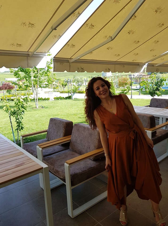 I nxehti përvëlues? Deputetja e Durrësit zgjedh të relaksohet mes gjelbërimit