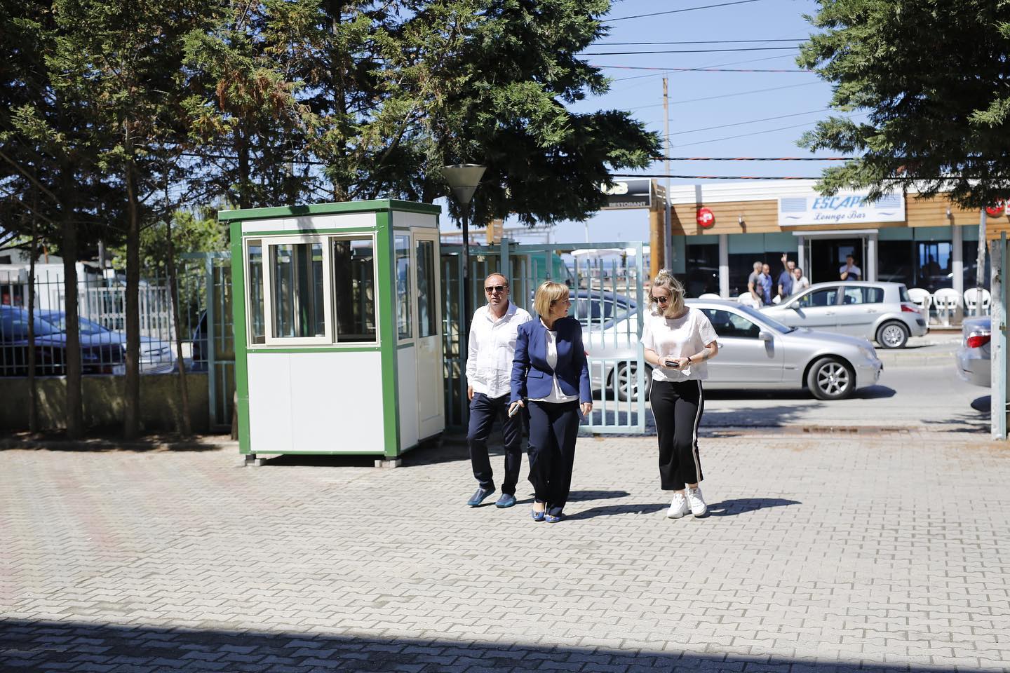 Kandidatja Valbona Sako familjarisht për të votuar: Vendos me votë për qytetin që duam (VIDEO)