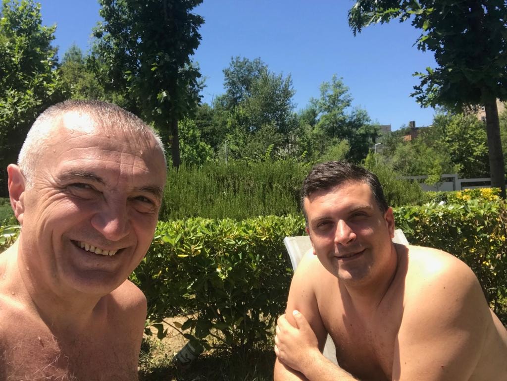 Zgjedhjet lokale/ Ilir Meta relaksohet i lagur duke dëgjuar muzikë (FOTO)