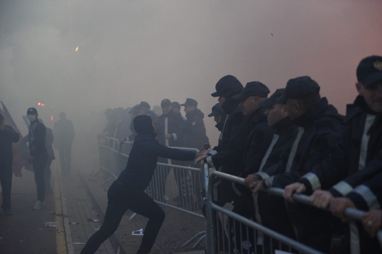 Protesta e 7/ Kapsolla, tymuese, por edhe përplasje me policinë (FOTO)
