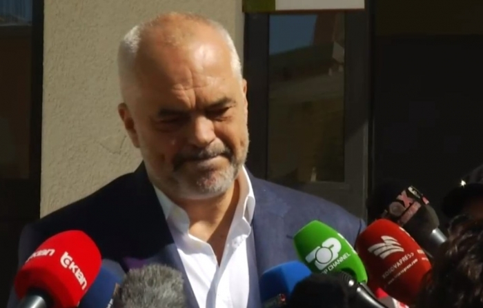“A mund të më hapni rrugën, a mund të më hapni rrugën? Rama “mbytet” nga gazetarët