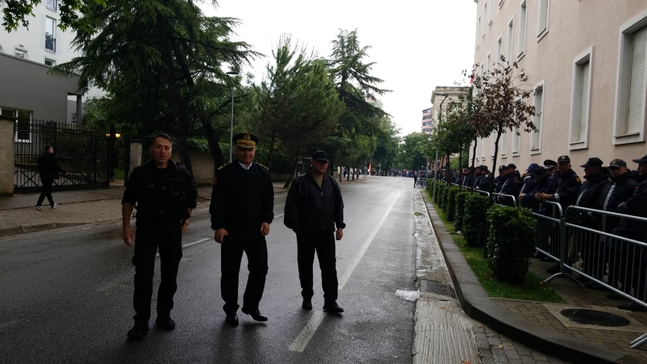 Protesta e opozitës, policia rrethon institucionet