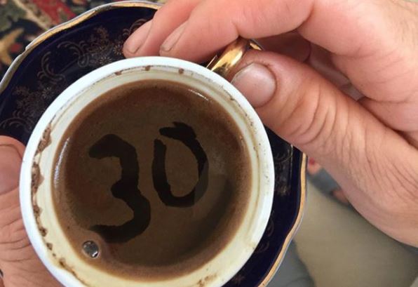 Rama ironizon në “Instagram”, i del data 30 në filxhan