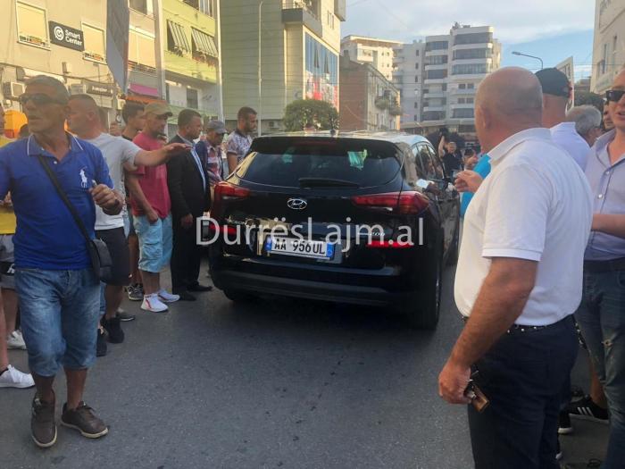 Demokratët e Durrësit në protestë, bllokohet makina e prefektit Nasto (FOTO)