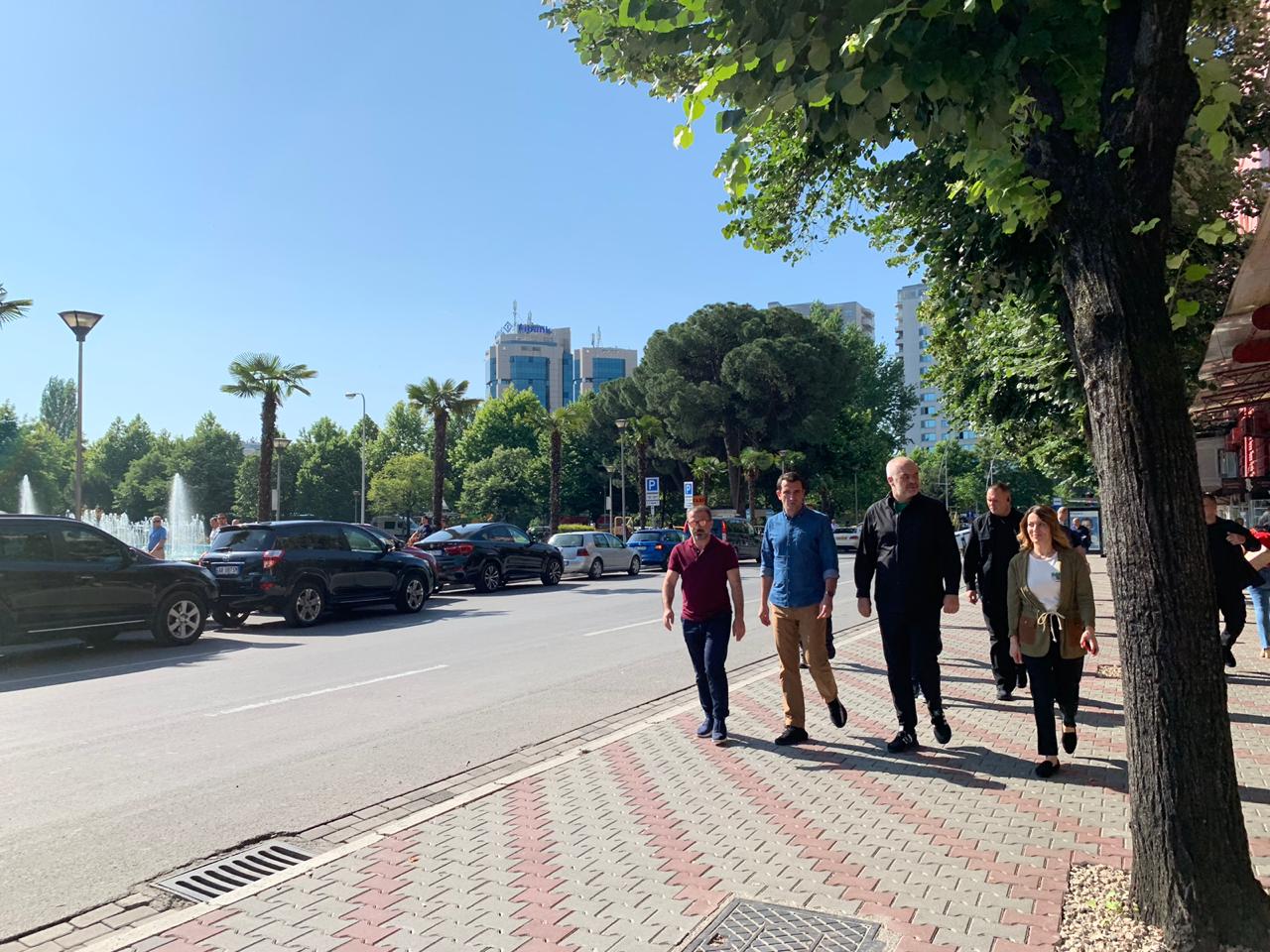 Rama dhe Veliaj e nisin ditën me ecje të qetë në rrugët e Tiranës