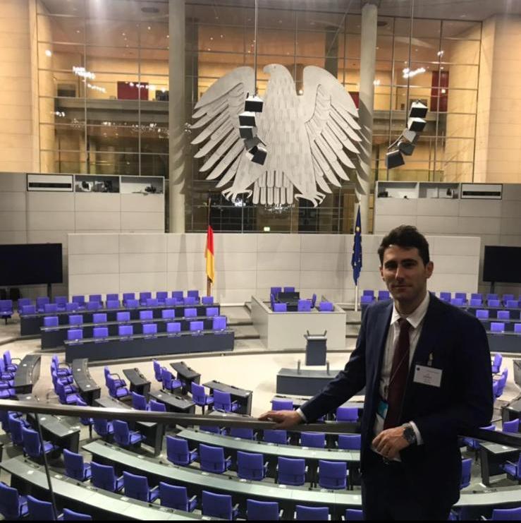26-vjeçari nga Durrësi drejt politikës ndërkombëtare, praktikant në Bundestag (FOTO)