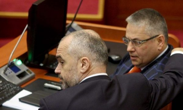 A do jepte dorëheqjen? Bashkim Fino: Varet nga…