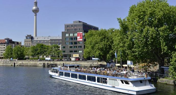 Një person urinon nga ura, disa të plagosur