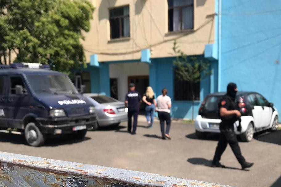 PD nxjerr pamjet: Si u shoqëruan në polici ish-deputetja dhe kryetarja e FRPD-së nga persona me maska