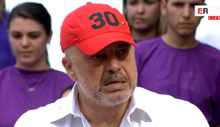 FOTOLAJM/ Kryeministri Rama kopjon Trump