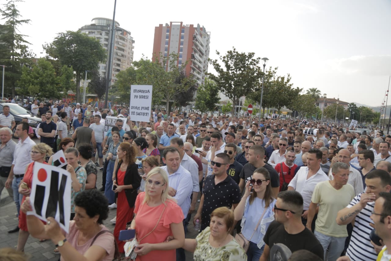 Rama pritet me protesta në Elbasan (FOTO)