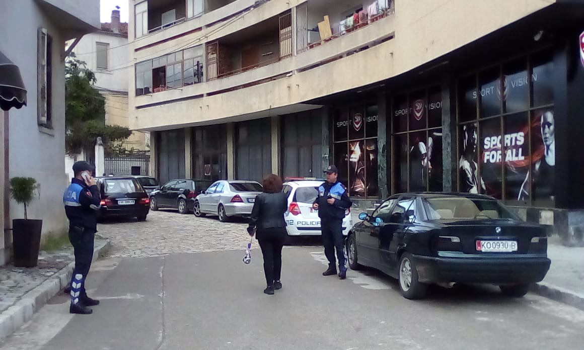 I moshuari bie nga kati i dytë i shtëpisë, në gjendje të rëndë në spital