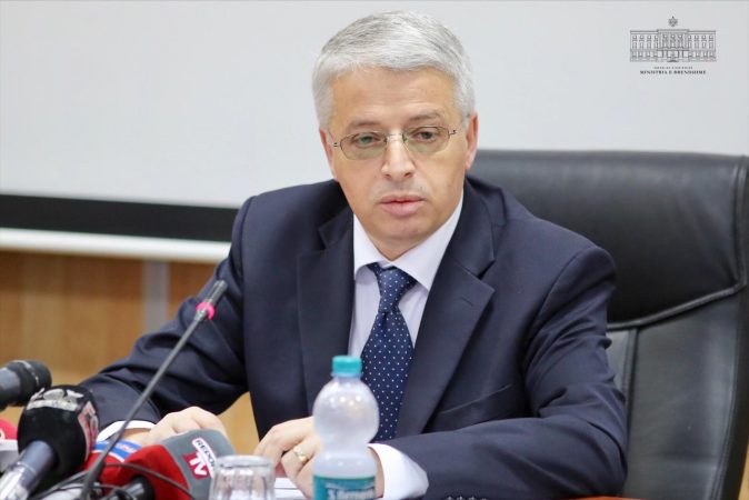 Ministri Lleshaj: Një polic i dëmtuar, thirrje Bashës të ndalojë sulmin