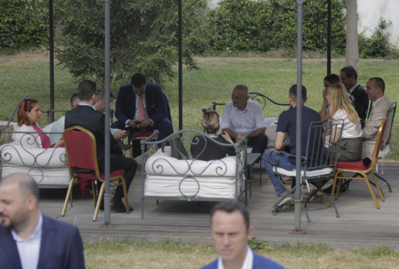 Pas konferencës, Meta pi kafenë e mëngjesit me gazetarët