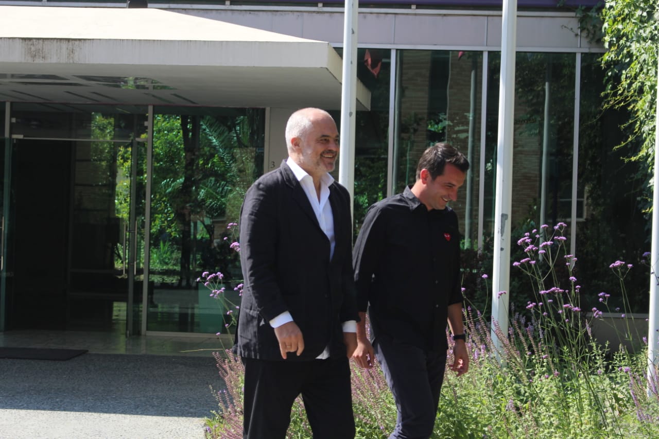 Rama del i qeshur nga Kryesia e PS-së, krah për krah me Veliajn