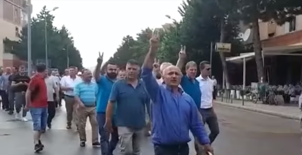 LIVE/ Takimi i Ramës në Kukës, mbështetësit e opozitës çajnë kordonin e policisë