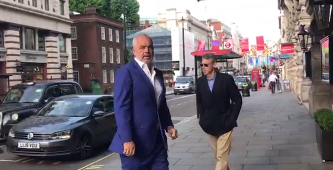 “O mashtrues”, “Albanian mafia”. Ramës i del PD edhe në Londër, pritet me protesta (VIDEO)