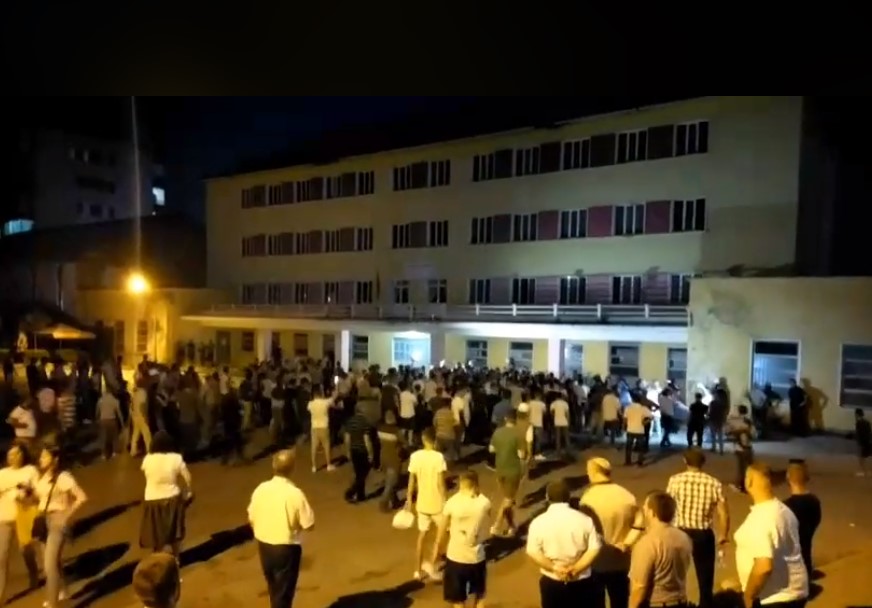 Përplasje në KZAZ-në e Dibrës, policia shpërndan turmën me gaz lotsjellës