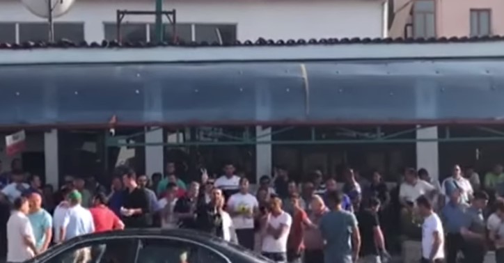 Rama në Librazhd, pritet me protesta. Qytetarët tentojnë t’i bllokojnë rrugën