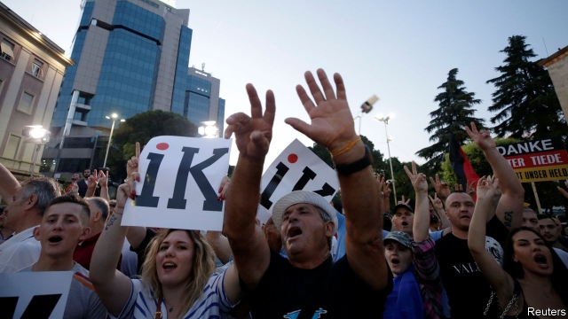 “The Economist”: Shqipëria është zhytur në kaos