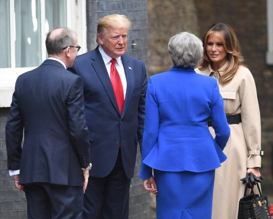 Trump dhe May “refuzojnë” të shtrëngojnë duart