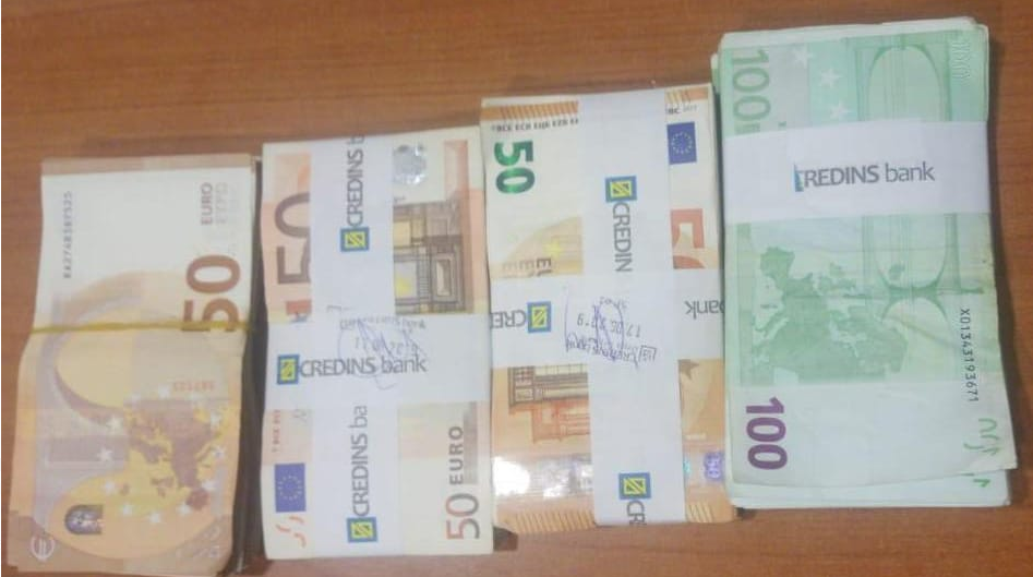 Nuk deklaroi paratë në Rinas, i sekuestrohen disa mijëra euro