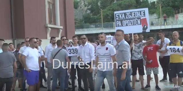 Të rinjtë e FRPD Durrës rrethojnë bashkinë me shiritat e krimit, ironizojnë duke shpërndarë euro (VIDEO)