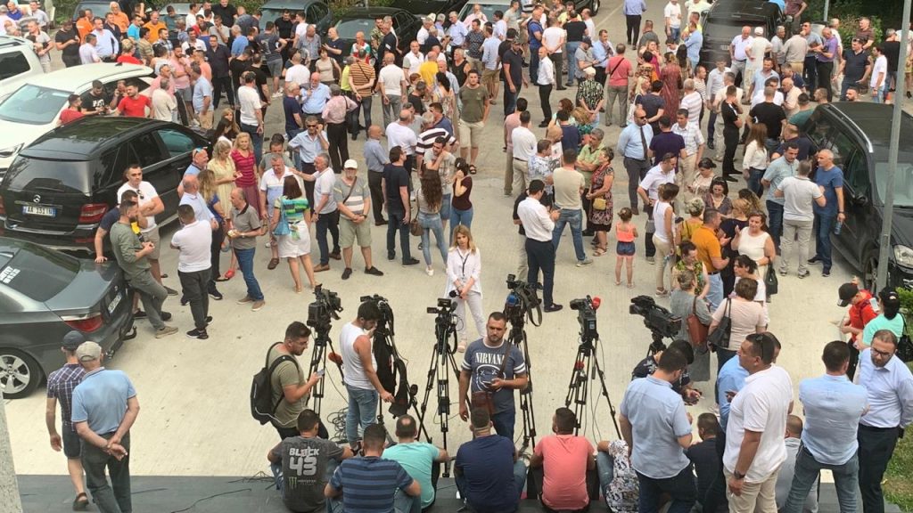 16 përgjimet e reja të Bild, nis grumbullimi i njerëzve në selinë e PD-së