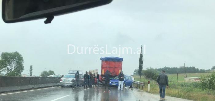 Moti i keq shkakton aksidente zinxhir në autostradën Durrës-Tiranë (FOTO)