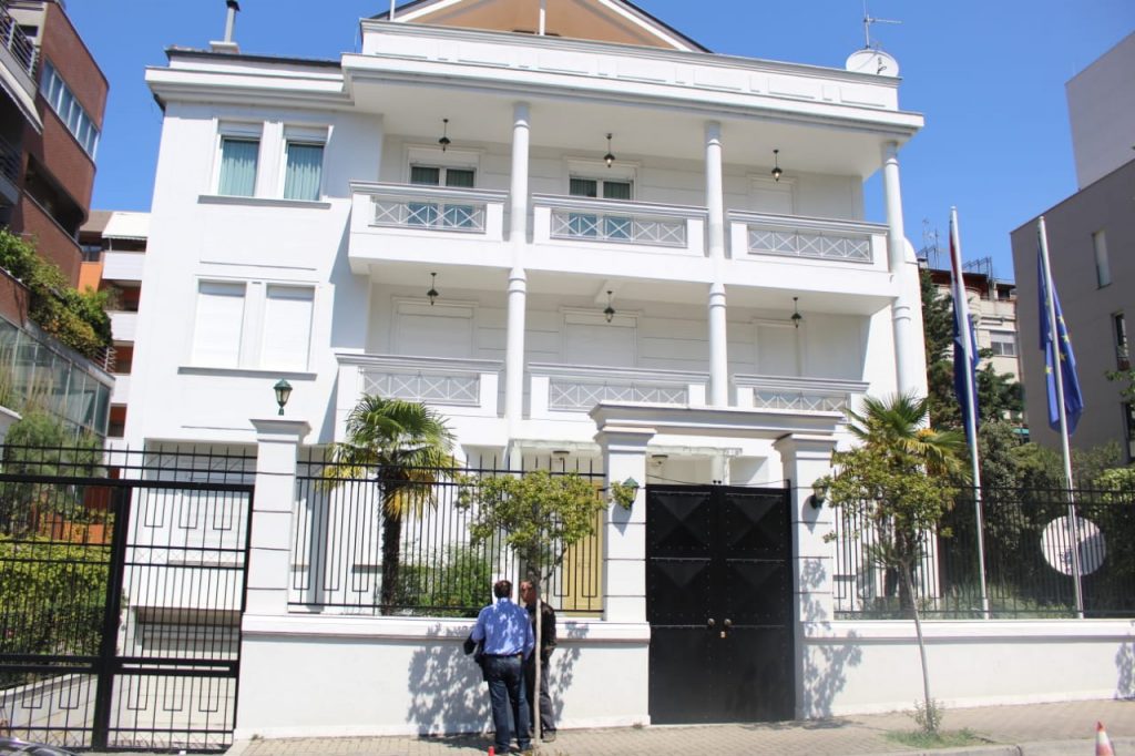 Negociatat, ambasada holandeze reagon për votimin në parlament