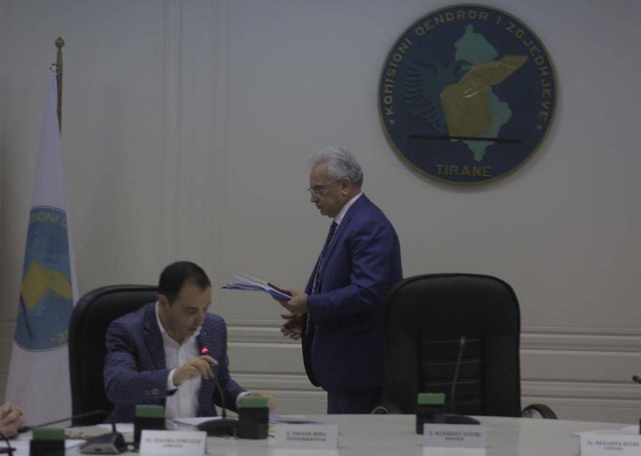 Mbledhja e KQZ-së për Dekretin, Zguri largohet: Refuzoj ta shqyrtoj, s’ka sens juridik!