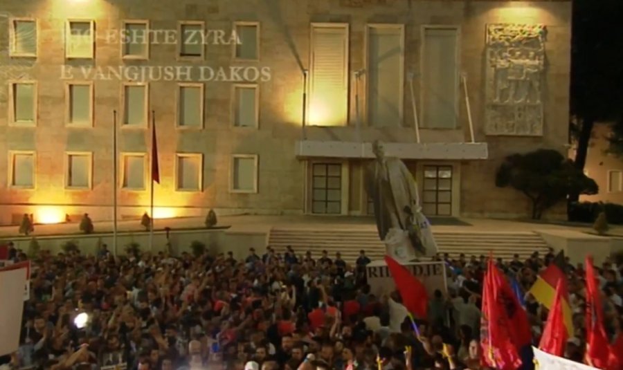 Edi Rama “rrëzohet” përpara kryeministrisë