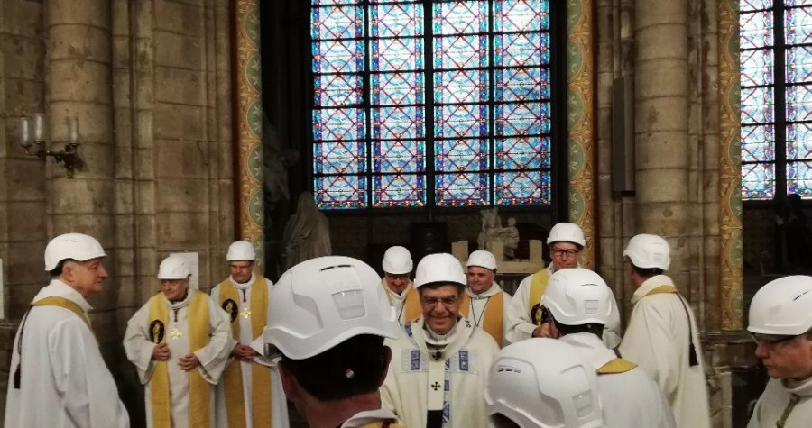 Mesha e parë pas djegies së Notre Dame, priftërinjtë mbajnë kaska