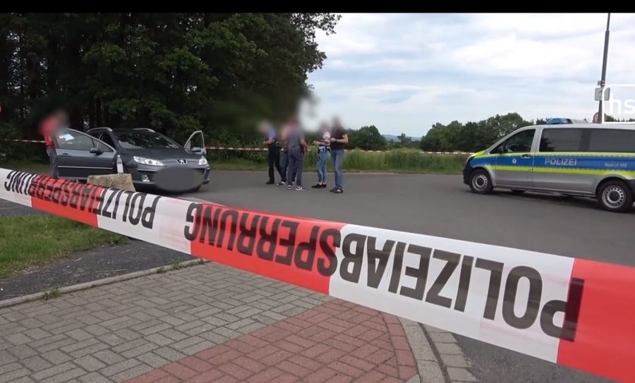 Shqiptari vret gruan me thikë në makinë (FOTO)