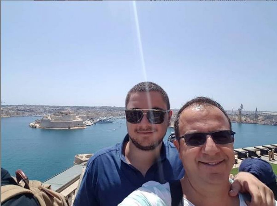 Ardit Gjebrea sot feston ditëlindjen, Joni i bën dedikim nga larg