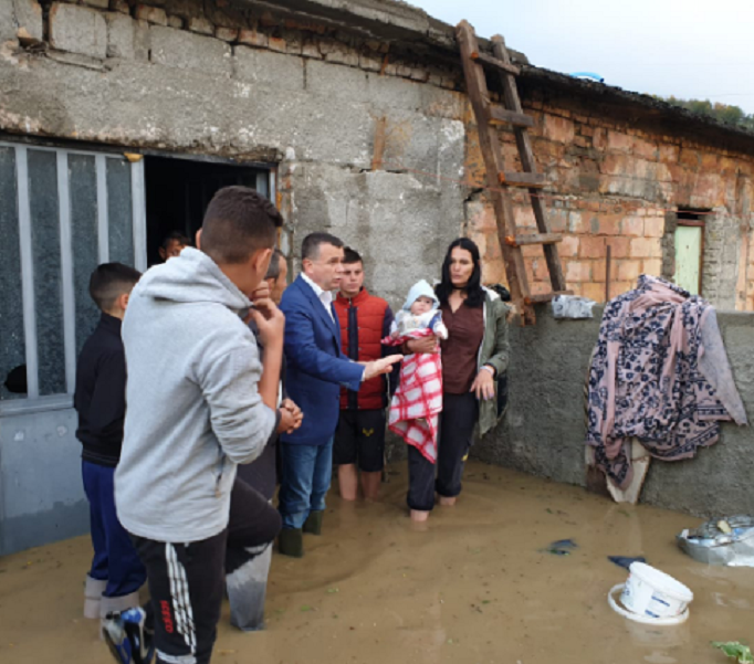 Përmbytet Elbasani, Balla: Në ndihmë të familjeve në nevojë