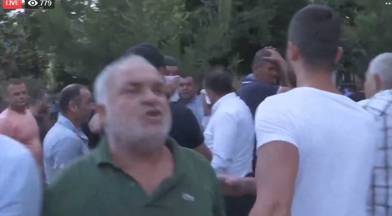 “Plas” në Kavajë, nisin përplasjet e dhunshme me policinë (VIDEO)