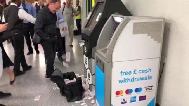 “Çmendet” bankomati, nxjerr paratë dhe habit njerëzit