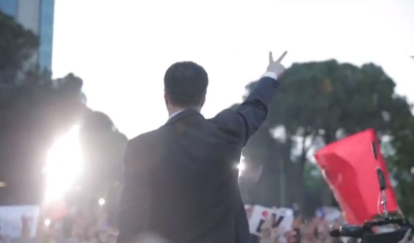 Dy orë para protestës së opozitës, Basha thirrje në rrjetet sociale: Asnjë hap pas (VIDEO)