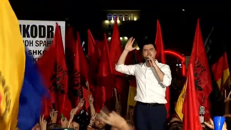 “Marshoni me mua”, Basha dhe qytetarët nisen drejt Parlamentit